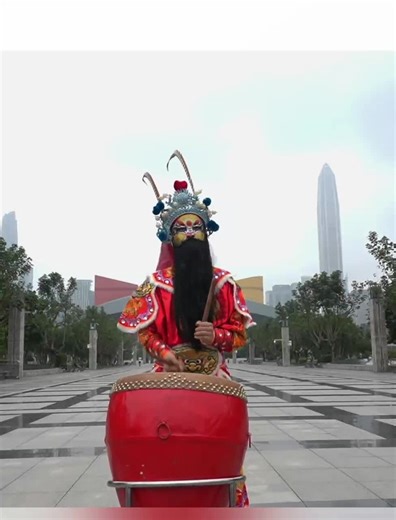 Come and enjoy the Chinese traditional Yingge dance performed by middle school students in Shenzhen. The Yingge dance, or dance to "hero's song," is a popular folk art form in China's Guangdong province. (Video courtesy of Southern Metropolis Daily, SHENZHEN EDUCATION) | China Xinhua Sports