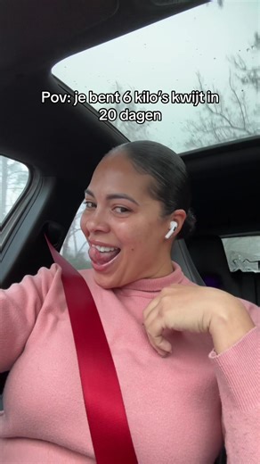 Blijf maar een PT tonnen geld betalen voor iets wat je zelf ook kan.. alleen discipline en consistentie is the key!! Iedereen zei dat ik TE streng ben voor mezelf.. maar zonder streng te zijn ga je je doelen niet behalen. Mijn doel is om terug te gaan naar 70-75KG, maar ook om FIT te zijn , conditie op te bouwen en dat ik me lekker in me vel voel. Ik was 3 weken geleden op mijn zwaarste, namelijk 87 Kilo’s! Als een moeder van 2 , gebruik ik dit niet als een smoes om onderuit te komen , als je no