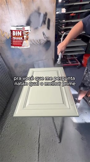 Nathan Silva | Pintura e Construção 🇺🇸 on Instagram: "Você sabe qual primer usar para bloquear manchas ou selar madeira crua e gabinetes? Muita gente erra nessa etapa e compromete todo o acabamento. 👉 BIN, shellac, oil-based ou water-based? Cada primer tem uma função específica e escolher errado gera mancha, sangramento e retrabalho. Agora me conta: Qual primer você usa para pintura de gabinetes ou madeira crua? Curta o vídeo, compartilhe com outro pintor, me siga e faça o meu curso de pintur