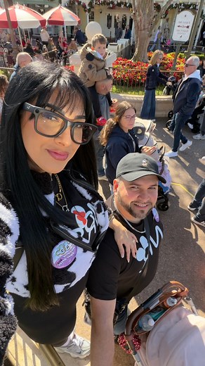 Segunda parte de nuestra aventura de luna de miel en Disney ✨💍 Hoy nos tocó vivir la magia del Magic Kingdom, disfrutar una cena riquísima y cerrar la noche con la parada navideña que nos dejó el corazón llenito de ilusión. 🎄✨ Un día que jamás vamos a olvidar. @fansdestacados | Julisa Albaladejo feliciano