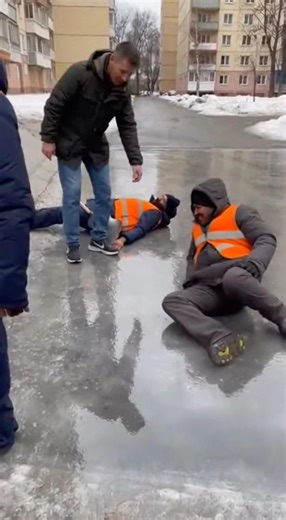В Москве рабочие из Индии впервые увидели настоящий лёд