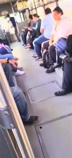 Más choferes así 👏 Ayudo a una señora a subir al camión y tuvo la paciencia de acompañarla a su asiento. Es la ruta 41 penal, tienes nuestro respeto. | Código Rojo