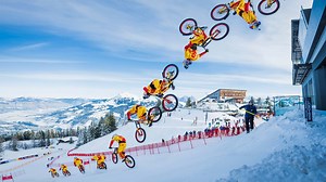 Mountainbiker Fabio Wibmer springt über die Streif