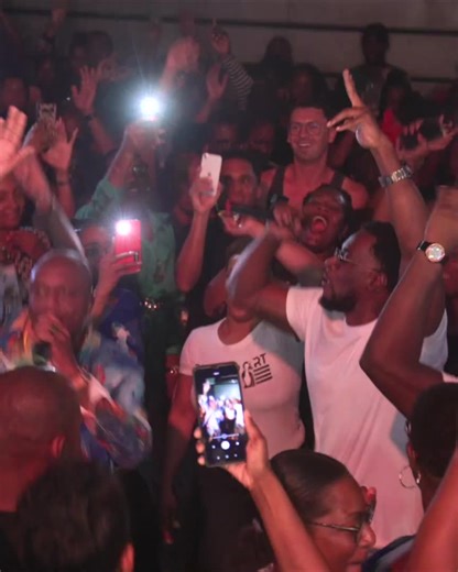 467 reactions · 58 shares | Pour la grande première à la salle Félix...