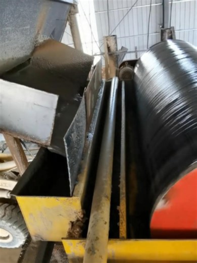 The magnetic separator relies on magnetic force to attract magnetic ores and separate non-magnetic impurities.#magneticseparator#ironore#magneticseparatorequipment #wetmagneticseparator#MagneticSeparator #Magnetic #Separator#Iron #Steel#Mining #MiningEquipment #MiningMachinery #Separation #Separator #Machine#Indonesia#Malaysia#Myanmar