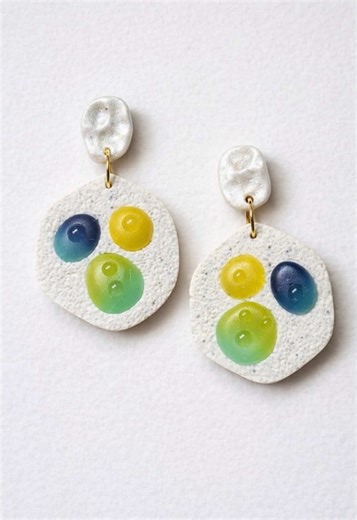 Playing with translucency & color 🎨 Creating Sea glass pebbles effect earrings 🌊 Soft yellow, deep blue, fresh green, and gentle mint — all created with Cernit Translucent, layered on a Cernit Nature base. Each color reacts differently with light, creating depth, softness, and a true sea glass feel. This earring idea was born from experimenting — mixing textures, playing with light, and letting the materials lead the way. Try combining different clays, test new color pairs, and don’t be afraid
