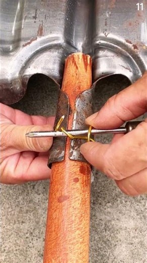 Proses mengikat sekop menggunakan tali kawat dan obeng agar kencang #shorts