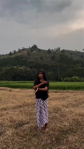 Dunia Menari sebagai medium bagaimana rasa dan raga berbicara dengan gerak. Menari ialah bagaimana kita mendeskripsikan ruang antara, membuka ruang abu-abu dan menerima ruang ketidak pahaman agar tetap terus belajar. Beberapa orang menemukan tuhan dengan sembahyangnya, beberapa dengan tarianNya. ijin ngangge Iringane kang @luckygustayoga 🙏😁 #java #art #body #movement #danse