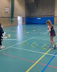 🏐 Mastering the Landing: Essential Skills for Netball!💖💜 Landing may seem simple, but it’s a crucial skill that can make or break your game! Here are some tips to enhance your landing technique: 1. Bend Your Knees: Always land softly with your knees slightly bent to absorb the impact. This reduces the risk of injury and helps maintain balance. 2. Stay Balanced: Keep your feet shoulder-width apart to stabilise your landing. This allows for a quick transition to your next move. 3. Engage Your C