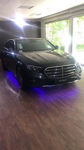 NOVO CLASSE E! A Mercedes-Benz traz ao Brasil a 11ª geração do seu clássico Classe E. Disponível em versão única, a E 300 Exclusive, o modelo traz um conjunto híbrido leve, com motor 2.0 de quatro cilindros de 258 cv e 40,8 mkgf que recebe um "boost" de potência de até 23 cv em situações nas quais o carro é mais exigido, como em uma ultrapassagem, por exemplo. Já o câmbio é automático de nove marchas. Com essa mecânica, o novo Classe E acelera de 0 a 100 km/h em 6,3 segundos e atinge 250 km/h de