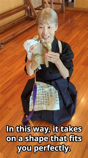 Kyudo One-Point Lesson: The first step is crucial when putting on the Kake. #弓道 #kyudo #martialarts