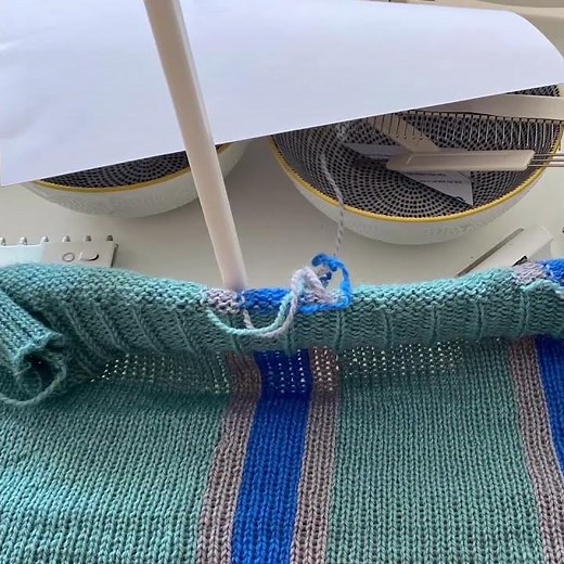 Intarsia carriage technique on knitting machine