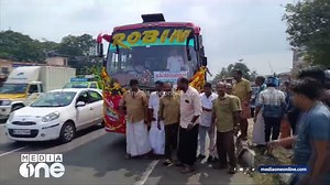 13K views · 629 reactions | MVD തടഞ്ഞോട്ടെ... നിങ്ങളെ പടക്കം പൊട്ടിച്ച് ഞങ്ങൾ സ്വീകരിക്കും... തൃശൂരിൽ റോബിൻ ബസിന് സ്വീകരണം നൽകി നാട്ടുകാർ. | MediaoneTV | Facebook