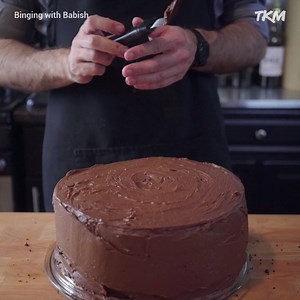 Todos podremos ser Bruce. Aquí está la receta para poder hacer la torta de la película “MATILDA”. Receta por:Binging with Babish • • • INGREDIENTES 1 cucharita de mantequilla 3 tazas de Harina 3 tazas de azúcar 1 ½ tazas de chocolate en polvo 1 cucharita de polvo para hornear 2 cucharitas de bicarbonato 1 cucharita de sal 1 ½ tazas de leche entera 4 huevos ½ taza de aceite vegetal 250grs de queso crema 350grs de mantequilla 40grs de azúcar en polvo | TKM