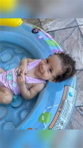 Primeiro banho de piscina da Cellyna
