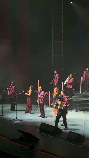 Bandamax on Instagram: "Hoy en el Auditorio Nacional vivimos una noche mágica con el concierto sinfónico de Los Ángeles Azules. 🎻💙 La cumbia se escuchó más grande que nunca y la sorpresa de la noche fue Lucero, quien se unió al escenario para interpretar un tema junto a la agrupación. Una velada llena de música, energía y tradición… justo como nos gusta en Bandamax. ✨🌙 #Bandamax #musica"