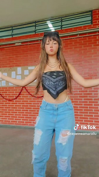 Meninas Dançando no Intervalo da Escola