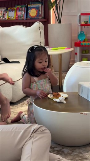 Lily makan donat – Pilsky | video pendek Lily makan donat