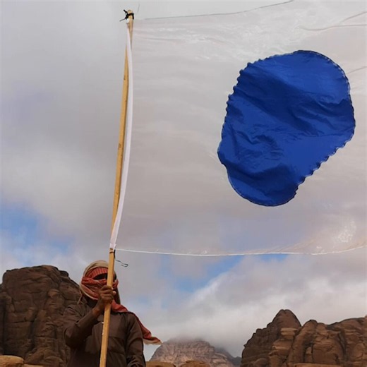 Totalmente enamorado de esta propuesta de bandera planetaria. Un circulo azul para representar nuestro planeta, y el resto transparente para que el fondo sea parte de la bandera