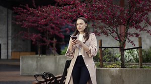 Wie funktioniert Bolt Drive Carsharing? 🤔 1. Öffne deine Bolt App und wähle Bolt Drive; 2. Verifiziere deinen Führerschein; 3. Finde das nächstgelegene Fahrzeug auf der Karte; 4. Reserviere das Fahrzeug; 5. Nehme den Autoschlüssel aus dem Handschuhfach und fahre los; 6. Bevor du deine Fahrt beendest, platziere bitte der Schlüssel wieder am Magnetsensor im Handschuhfach; 7. Anschließend steigst du einfach aus dem Fahrzeug und beendest deine Fahrt in der App. | Bolt