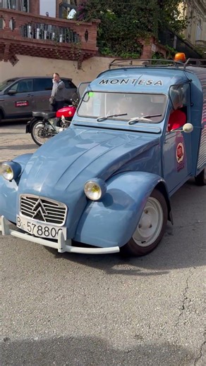🔥 La furgoneta más COOL del paddock: Citroën 2CV AZU x Montesa 😳🏍️
