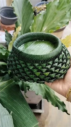 Making a bowl from folded banana leaves #handicrafts #leafart