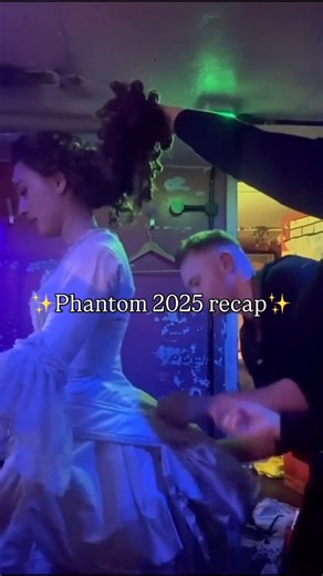 What a splendid party, the prologue to a bright new year! 🎵 Looking back at a phantastic year makes our song take flight! | The Phantom of the Opera