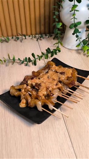 𝙁𝙖𝙩𝙝 | 𝘩𝘰𝘮𝘦 | 𝘤𝘰𝘰𝘬𝘪𝘯𝘨 | 𝘥𝘢𝘪𝘭𝘺 𝘭𝘪𝘧𝘦 on Instagram: "Pengabdi aci mari sini Step step cara buat nya ada di video ✨ Sate aci bumbu kacang /bahan 100 gr tepung tapioka 100 gr tepung terigu 3 siung bawang putih (haluskan) 1/2 sdt lada bubuk 1/2 sdt garam 1/2 sdt kaldu 80 ml air (campurin ke adonan nya bertahap, di sesuaikan jika kurang atau lebih. Adonan jgn tll lembek) 1 sdm minyak 1 sdm kecap manis Bumbu kacang #homecooking #cooking #resepmudah"