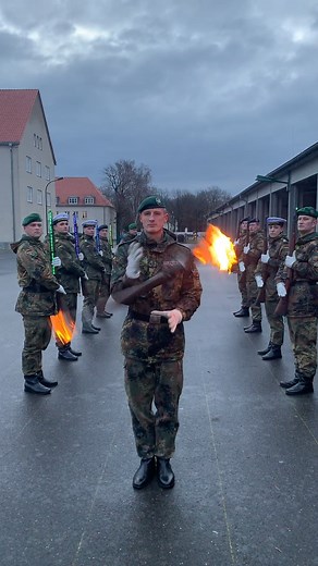 Das Drillteam der Bundeswehr ist eine ganz besondere Einheit des Wachbataillon, welche formale Bewegungsarten in Kombination mit dem Karabiner vorführt. Jeder Handgriff, jede Bewegung muss sitzen - eine Vorzeigeeinheit, bei der es auf absolute Präzision ankommt. Die Soldatinnen und Soldaten beherrschen hier neben überlieferten Exerzierformen auch spezielle Waffengriffe, welche Showeffekte vermitteln sollen. Interesse geweckt? Dann schaut euch unbedingt das heutige Special der YouTube-Serie #Semp