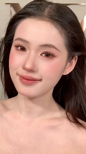 Layout makeup trong veo, da căng mịn và căng bóng tự nhiên. Tổng thể nhẹ nhàng, hài hòa: nền da tươi, má hồng mềm, môi bóng khỏe và đôi mắt trong trẻo bắt sáng. Mình đã để link tất cả sản phẩm sử dụng ở bình luận bên dưới để mọi người tiện tham khảo. Lưu lại nếu bạn thích kiểu makeup đẹp tự nhiên, dễ ứng dụng ✨ | Mina Studio