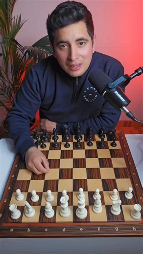 🔥 Dos celadas con la Apertura del Alfil para derrotar a tus oponentes En este video vas a aprender dos ideas clave que funcionan una y otra vez cuando juegas la Apertura del Alfil. 👉 Idea #1: Cuando el rival se enroca, te da la gran oportunidad de aplicar la famosa celada de la “caña de pescar”. Si cae, la partida puede terminar en muy pocos movimientos. 👉 Idea #2: ¿Y qué pasa cuando el rival no se enroca? Rompemos el centro, lo provocamos a tomar la iniciativa y aprovechamos los ataques dobl