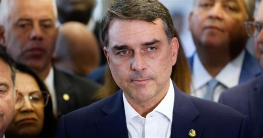 Flávio Bolsonaro vai aos Estados Unidos para reunião com Trump, diz pré-campanha