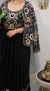 ✨ luxe ✨ Robe de soirée sophistiquée en noir intense, accompagnée d’une cape courte somptueusement brodée de motifs floraux en perles, sequins et fils métallisés. La coupe fluide et élégante met en valeur la silhouette, tandis que l’encolure arrondie apporte une touche de douceur. Les broderies scintillantes aux reflets multicolores se détachent magnifiquement sur le fond noir, créant un contraste raffiné et glamour. Idéal pour les grandes occasions, cet ensemble allie grâce intemporelle et écla