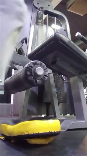 ‏unilateral Leg Extensions so peak #gym