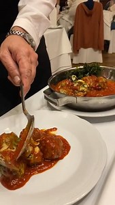 ¡Disfruta de nuestros deliciosos Malfati al Pomodoro! 🍅🍝 En el Club del Progreso Restaurante, te presentamos un plato de pasta artesanal que te enamorará con su sabor casero y auténtico. Nuestros Malfati, suaves y esponjosos, se bañan en una salsa de tomate fresco y fragante, enriquecida con hierbas aromáticas que te harán viajar directo a Italia. 👉 ¡Ven y déjate seducir por la esencia de la cocina italiana en cada bocado! 👈 🕒 Disponible en nuestro menú para almuerzos y cenas, es una opción