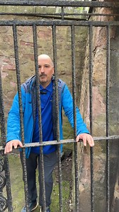 En Edimburgo, hasta los muertos corrían peligro... En el siglo XIX, los ladrones de tumbas desenterraban cuerpos para venderlos a la medicina. Por eso hoy, muchas tumbas siguen enjauladas. Escocia tiene historias escalofriantes, que no vas a creer hasta que las veas. Comenta EDIMBURGO para conocer más historias como esta en nuestros tours privados 👇🏻 . . . . #escocia #visitscotland #edimburgo #highlands #edimburgh #reinounido #guiaescocia #tipsdeviaje #hablemosdeescocia #scotilovers #tourescoc