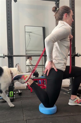 Half kneeling knee extension/flexion with band