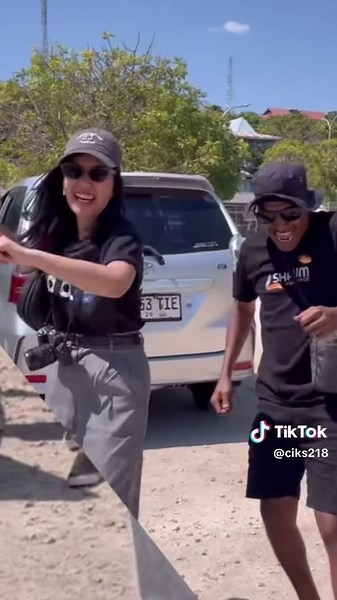 Di balik goyang2 nona tetap ada mata ketua memantau dengan tajam 😭🤣🤣🤣 #piche #pichekota #pichekota🎤🔥 #vanessa #vanessazee #idol #roadshow #kupang