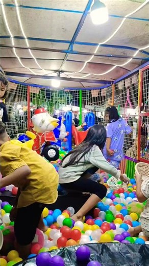 Bebek merah bergoyang seru, balon warna-warni membuat suasana makin hidup