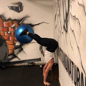 My go-to full body workout🤸🏽‍♀️ #MyKettlebell #TheFitRoomLb #stayfitandnatural #frommyfitroom #fullbody #totalbody #pushups #core #squats #triceps #shoulders #boxjumps #workout #fitness #bodybuilding #hiit #motivation #fitfam #fitgirl #weightloss #muscles #fitnessjourney #fitnessvideo #dedication #consistency #goals #nike #selflove #beirut #lebanon | My Kettlebell