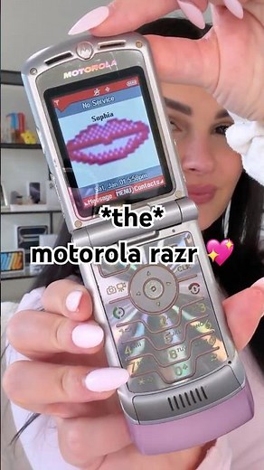 feeling so nostalgic over the motorola razr from the 2000’s!! 💖✨💫 #motorolarazr #razr #flipphone
