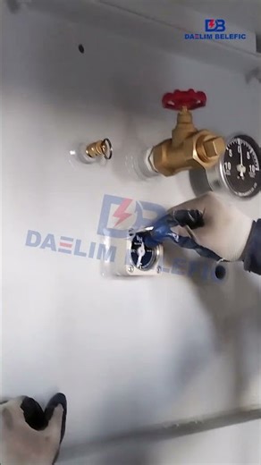 Installation of oil level gauge for three-phase pad-mounted transformer