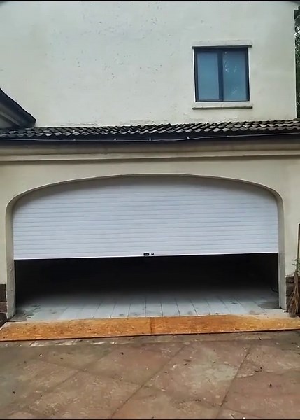 Aluminium roller shutter garage door. #garagedoor #garagedoors #doorfactory #aluminumdoor #aluminumdoors #aluminiumdoors #rollingdoor #rollerdoor #rollershutterdoor #rollupdoor #tending