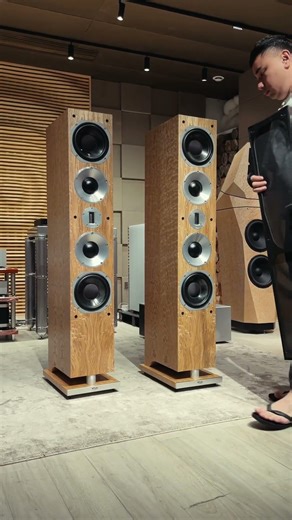 ProAc 英国贵族推出旗舰 K10 音箱，经多年研发主打自然原声还原；全新升级箱体，搭配 8 英寸凯夫拉低频单元、自研 3 英寸中音单元及全系标配铝带高音，分频器重新调校 。
