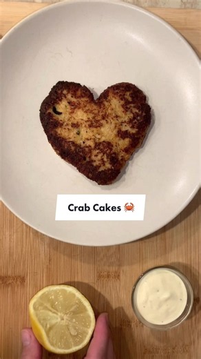 Easy homemade crab cakes crispy golden recipe with lemon and sauce
