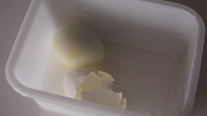 5.7K views | Eier schälen ist manchmal ganz schön mühsam. Mit einem Trick geht die Schale ganz einfach weg und es macht auch noch Spaß. Alles was Sie dazu brauchen, ist eine Brozeitdose und Wasser. Alle Tipps und Tricks: www.all-in.de/lifehacks | all-in.de | Facebook