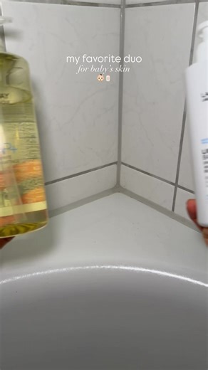 Werbung | selbst gekauft Winter can be tough on very dry, sensitive baby skin 🤍 This is the duo I personally love using for my baby during the colder months: La Roche-Posay Lipikar Shower Oil and Lipikar Baume AP 💙 Our baby’s skin gets especially dry in winter, so I focus on gentle cleansing and keeping moisture in after bath time. This simple routine has become part of our everyday winter care ☃️ Every baby’s skin is different — this is just what works for us🍼❄️ #babyskincare #drybabyskin #s