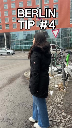 Crossing the street on a red light in Berlin when there are no cars… and still feeling judged. #Sprachinstitutberlin #berlintip #redlight