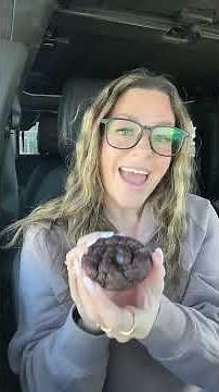 How to eat crumbl cookie in a calorie deficit ✨ #weightloss #crumblcookies