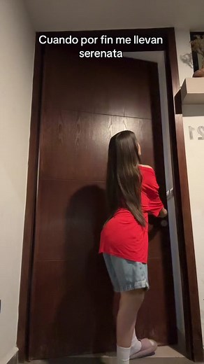 ¡Disfruta de una Serenata Sorpresa con Michelle Gomez!